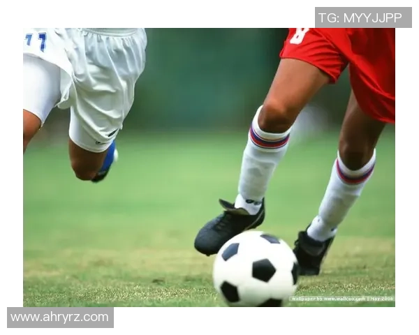 足球明星背影静谧瞬间展现运动魅力与人生哲学